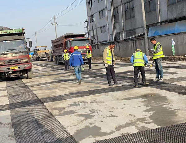 霍尔果斯老材料的新故事：玻璃纤维土工格栅如何在‘白改黑’浪潮中重获新生？