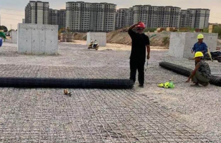 霍尔果斯土工格栅铺设前地基要怎么处理？